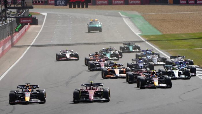Momen Carlos Sainz Sabet Podium Pertama di F1 GP Inggris Ferrari driver Carlos Sainz of Spain crosses the finish line to win the British Formula One Grand Prix at the Silverstone circuit, in Silverstone, England, Sunday, July 3, 2022. (AP Photo/Frank Augstein)