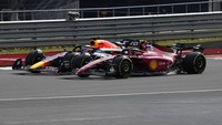 Sainz tetap mempertahankan posisi pertama setelah red flag ditarik. Max Verstappen sempat merebut urutan terdepan, tapi juara dunia itu kehilangan momentum ketika harus memasuki pit akibat kerusakan mobil. 