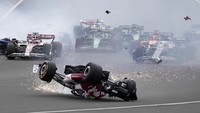 Insiden mengerikan terjadi pada saat start race. Mobil Zhou Guanyu dari tim Alfa Romeo terguling hingga menubruk pagar tribun usai senggolan dengan mobil George Russell (Mercedes). Guanyu selamat dari kecelakaan tersebut, sementara Russel berhenti di tikungan pertama. Red flag berkibar. 