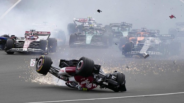 Momen Carlos Sainz Sabet Podium Pertama di F1 GP Inggris Ferrari driver Carlos Sainz of Spain crosses the finish line to win the British Formula One Grand Prix at the Silverstone circuit, in Silverstone, England, Sunday, July 3, 2022. (AP Photo/Frank Augstein)