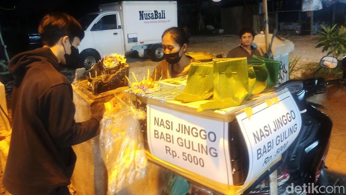 Jika biasanya nasi babi guling identik dijual dengan harga di atas Rp 10 ribuan, kini ada nasi babi guling dengan harga Rp 5 ribu. Nasi babi guling ini dibuat seperti nasi Jinggo, lengkap dibungkus dengan daun pisang dan dijual di pinggir jalan.