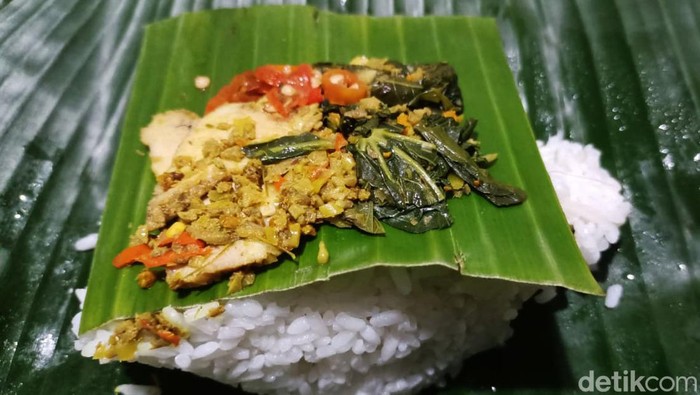 Jika biasanya nasi babi guling identik dijual dengan harga di atas Rp 10 ribuan, kini ada nasi babi guling dengan harga Rp 5 ribu. Nasi babi guling ini dibuat seperti nasi Jinggo, lengkap dibungkus dengan daun pisang dan dijual di pinggir jalan.