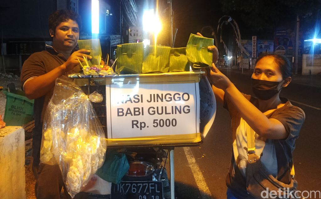Jika biasanya nasi babi guling identik dijual dengan harga di atas Rp 10 ribuan, kini ada nasi babi guling dengan harga Rp 5 ribu. Nasi babi guling ini dibuat seperti nasi Jinggo, lengkap dibungkus dengan daun pisang dan dijual di pinggir jalan.