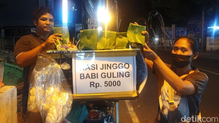 Murah Banget, Nasi Jinggo Babi Guling Ini Cuma Rp 5 Ribu Jika biasanya nasi babi guling identik dijual dengan harga di atas Rp 10 ribuan, kini ada nasi babi guling dengan harga Rp 5 ribu. Nasi babi guling ini dibuat seperti nasi Jinggo, lengkap dibungkus dengan daun pisang dan dijual di pinggir jalan.