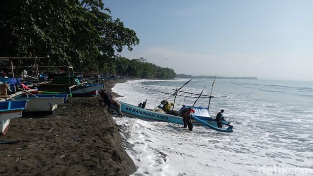 Nelayan di Pantai Batukaras.