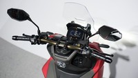 Beberapa fitur baru juga menjadi pembeda antara ADV 160 dan ADV 150. Contohnya seperti tombol navigasi untuk pengaturan panel instrumen yang kini letaknya dipisah, letaknya di antara panel instrumen dan handle bar. ADV 160 juga telah dilengkapi dengan USB charger pada console box dengan daya maksimal 5V 2,1A, menggantikan power charger pada model ADV 150. Dok. Astra Honda Motor (AHM)
