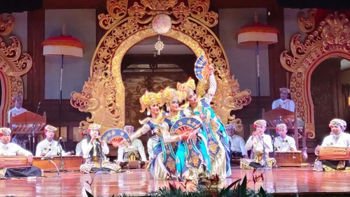 Penampilan para penabuh dari Sanggar Seni Selendro Agung, Banjar Saren, Desa Sibang Kaja, Kabupaten Badung,dalam pergelaran Gong Suling Inovatif serangkaian PKB ke-44.