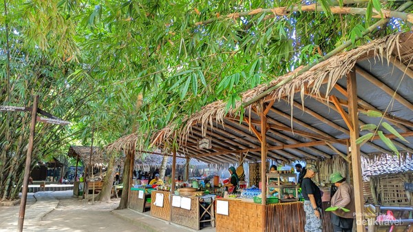 Barisan gubug tempat pedagang menjajakan aneka kuliner tradisional. Setiap gubug sudah menyertakan tabel menu beserta harganya. Barisan gubug tempat pedagang menjajakan aneka kuliner tradisional. Setiap gubug sudah menyertakan tabel menu beserta harganya.