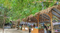 Barisan gubug tempat pedagang menjajakan aneka kuliner tradisional. Setiap gubug sudah menyertakan tabel menu beserta harganya.