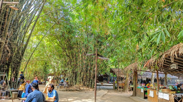 Banyak bangku yang dapat digunakan pengunjung untuk menikmati suasana asri di Pasar Kebon Empring sembari memanjakan lidah dengan sajian kulinernya. Banyak bangku yang dapat digunakan pengunjung untuk menikmati suasana asri di Pasar Kebon Empring sembari memanjakan lidah dengan sajian kulinernya.