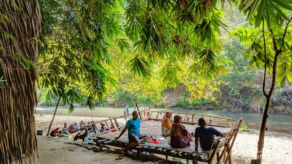 Pemandangan sungai dengan air yang bersih di pinggir Pasar Kebon Empring menjadi daya tarik tersendiri bagi wisatawan.