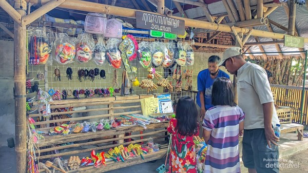 Gubug penjual dolanan tradisional di area Pasar Kebon Empring bisa Menjadi penghibur bagi anak. Harga mainan yang ditawarkan juga sangat terjangkau.