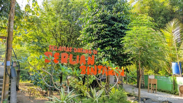 Memasuki area Pasar Kebon Empring, pengunjung disambut dengan Ucapan selamat datang di Berlian Bintaran.