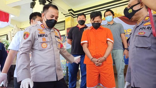 Pelaku jambret di Kecamatan Pupuan, Kadek Agus Hermanjaya dihadirkan oleh kepolisian saat rilis kasus, Senin (4/7/2022).