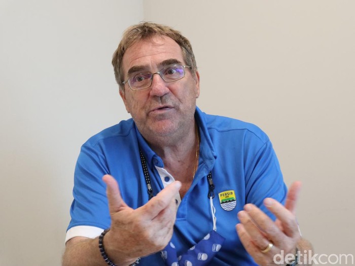 Pelatih Persib Bandung Robert Alberts.