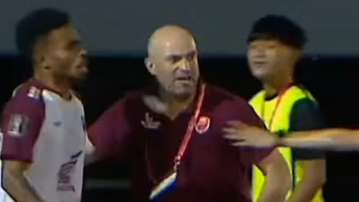 Pelatih PSM Makassar Bernardo Tavares menenangkan Yance Sayuri.