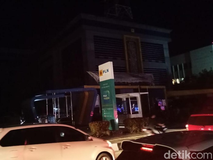 Kondisi listrik padam di Kota Palembang, Senin (4/7/2022) malam (Prima/detikSumut)
