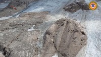 Helikopter dikerahkan untuk ambil bagian dalam penyelamatan dan memantau situasi dari udara. Corpo Nazionale Soccorso Alpino e Speleologico via AP.