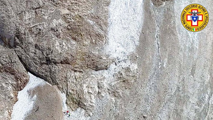 Penampakan Gletser yang Runtuh di Pegunungan Alpen Italia Gletser di Pegunungan Alpen Italia runtuh hingga menyebabkan longsoran salju. Akibatnya 6 orang tewas dan 8 orang lainnya luka-luka.