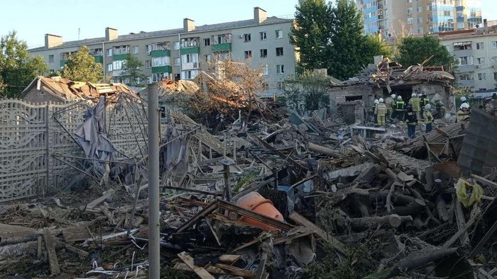 Rescue specialists work at the site of a destroyed residential building after the blasts in Belgorod, Russia July 3, 2022.  Alexey Stopichev/BelPressa/Handout via REUTERS ATTENTION EDITORS - THIS IMAGE HAS BEEN SUPPLIED BY A THIRD PARTY. NO RESALES. NO ARCHIVES