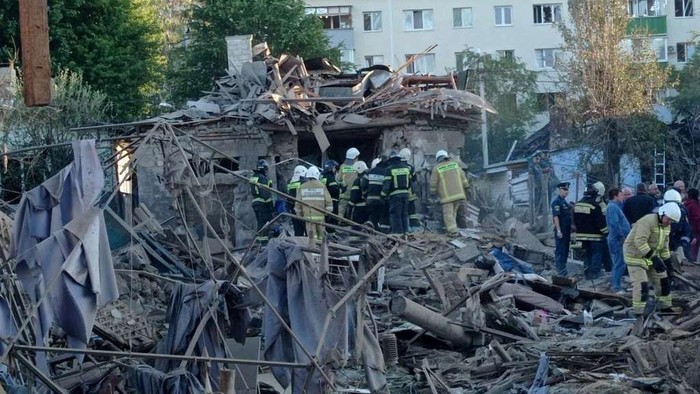 Rescue specialists work at the site of a destroyed residential building after the blasts in Belgorod, Russia July 3, 2022.  Alexey Stopichev/BelPressa/Handout via REUTERS ATTENTION EDITORS - THIS IMAGE HAS BEEN SUPPLIED BY A THIRD PARTY. NO RESALES. NO ARCHIVES