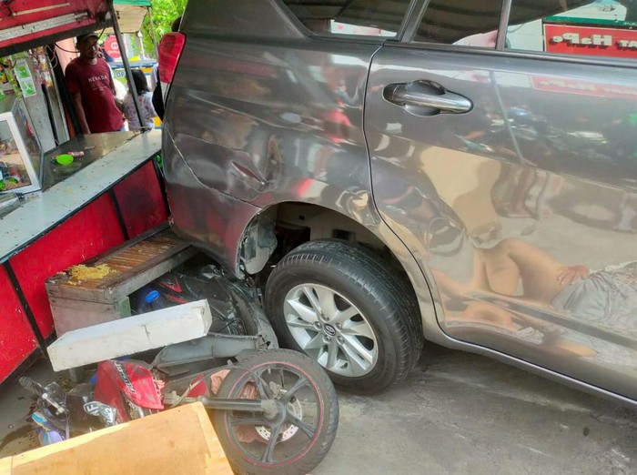 Penampakan mobil atret tabrak 4 motor dan 1 warung di Jalan Kapas Krampung Surabaya