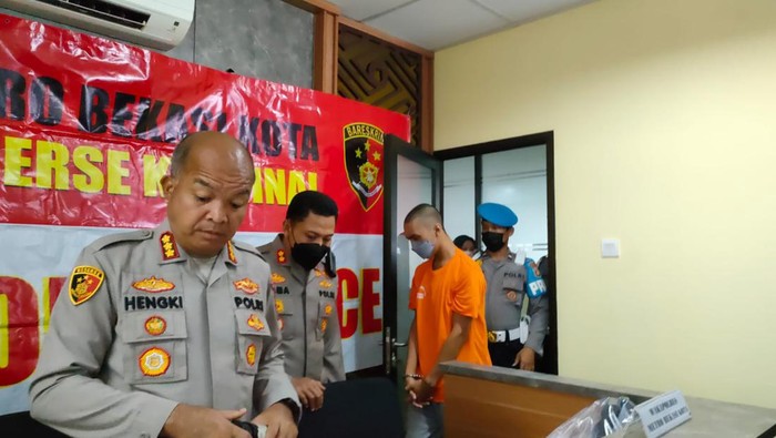 Penampilan baru pria berompi polisi usai ditangkap terkait kasus penusukan seorang ibu dan anaknya di Bekasi.