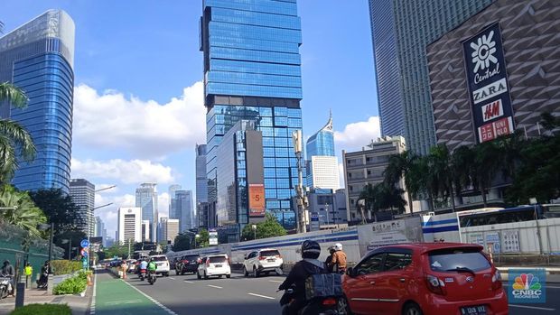 Sejumlah kendaraan melintas di kawasan Bundaran Hotel Indonesia (HI), Jakarta Pusat, hari ini, Senin (4/7/2022). Pemerintah Provinsi (Pemprov) DKI Jakarta merekayasa lalu lintas di kawasan Bundaran Hotel Indonesia (HI), Jalan MH Thamrin, Jakarta Pusat, sejak Senin (4/7/2022) hingga Senin (10/7/2022) yang diterapkan mulai pukul 16.00-21.00 WIB. Hal tersebut dilakukan untuk mengurangi kepadatan arus lalu lintas di Bundaran HI. (CNBC Indonesia/ Muhammad Sabki)