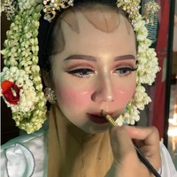 Pengantin wanita yang memakai kebaya hijau dan roncean melati itu terlihat manglingi setelah dirias. Noda bekas cacar di wajahnya pun tersamarkan. Ia terlihat senang dan bahagia melihat hasil makeup. Video unggahan Elin yang memperlihatkan transformasi makeup pengantin dengan bekas cacar itu sudah ditonton lebih dari 108 ribu Views. Riasannya mendapatkan banjir pujian karena pengantin tampil flawless dan cantik. Foto: Dok. Instagram @elinnherlin_.