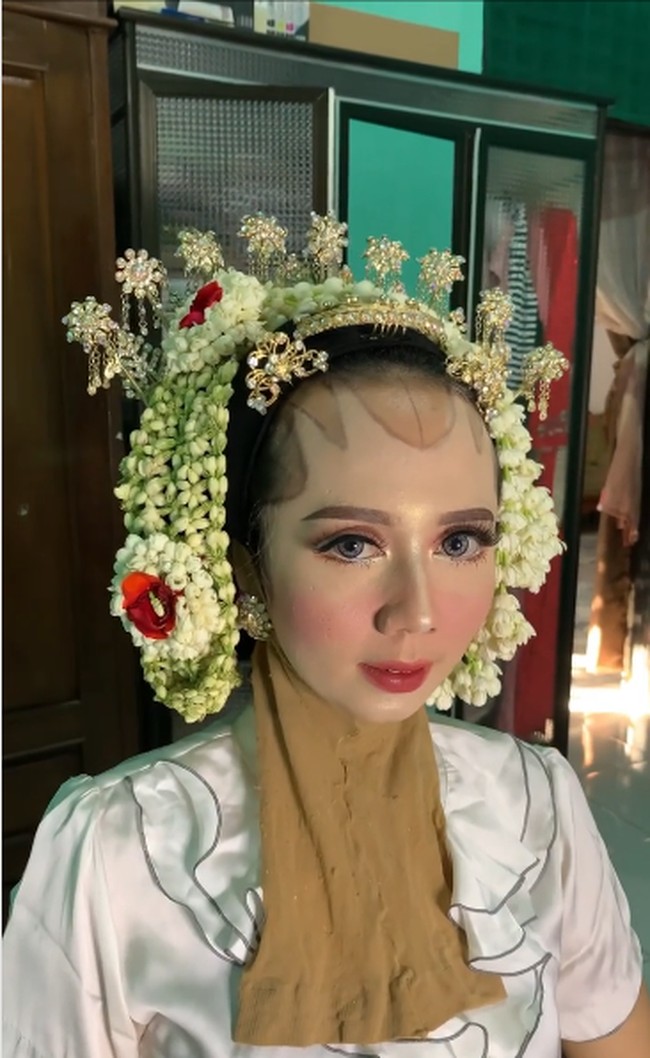 Wolipop sudah menghubungi makeup artist Elin Herlina, yang mengunggah hasil makeup viral pengantin dengan bekas cacar di wajah. Ia mengatakan tema riasan pengantin wanita adalah Korean Barbie makeup look. Pengantin wanita bernama Umi. Ia pernah kena cacar dan bekasnya belum hilang, yang bersangkutan request supaya noda bekas cacarnya ter-cover, ungkap Elin kepada Wolipop lewat WhatsApp, Minggu (4/6/2022). Foto: Dok. Instagram @elinnherlin_.