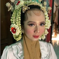 Wolipop sudah menghubungi makeup artist Elin Herlina, yang mengunggah hasil makeup viral pengantin dengan bekas cacar di wajah. Ia mengatakan tema riasan pengantin wanita adalah Korean Barbie makeup look. Pengantin wanita bernama Umi. Ia pernah kena cacar dan bekasnya belum hilang, yang bersangkutan request supaya noda bekas cacarnya ter-cover, ungkap Elin kepada Wolipop lewat WhatsApp, Minggu (4/6/2022). Foto: Dok. Instagram @elinnherlin_.