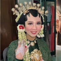 MUA Elin menyebutkan bagi calon pengantin wanita yang menghadapi masalah yang sama, agar tetap tenang dan tidak gugup saat hari pernikahan. Setiap pengantin punya kecemasan yang berbeda-beda, maklum karena hari besar. Jadi aku memberi saran untuk tetap relax dan fokus ke hal-hal yang menyenangkan. Supaya para pengantin terhindar dari stres saat hari H dan percaya kan semuanya kepada vendor masing-masing yang bertugas, pungkas Elin. Foto: Dok. Instagram @elinnherlin_.