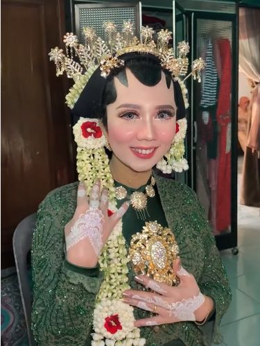 Pengantin viral insecure dengan bekas cacar, hasil makeupnya bikin pangling. Pengantin viral insecure dengan bekas cacar, hasil makeupnya bikin pangling.