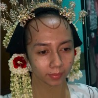 Saat proses makeup pengantin wanita terlihat tenang. Sang MUA terlihat mengaplikasikan foundation, hightlighter, ombre lips, hingga paes hijab khas Jawa pada sang pengantin. Taraaa noda cacar ter-cover jadi cantik, ucap lega akun @elin.afiat. Foto: Dok. TikTok @elin.afiat.