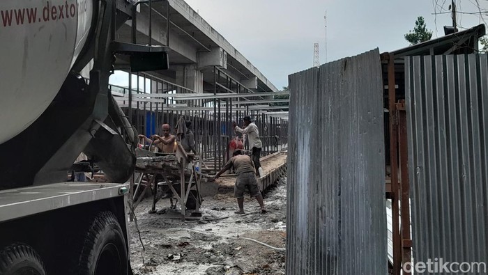 Pengerjaan tempat relokasi pedagang buku di Jalan Hitam masih berlangsung. (Aldi/detikSumut)