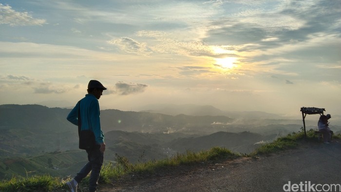 Pengunjung nikmati Sunset di Terasering Panyaweuyan. Pengunjung nikmati Sunset di Terasering Panyaweuyan.