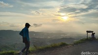 Kabupaten Majalengka adalah salah satu daerah di Jawa Barat yang tidak memiliki daya tarik wisata pantai. Meski begitu, momen berburu matahari terbenam atau sunset masih bisa dinikmati di kota ini, yakni di objek wisata Terasering Panyaweuyan (Foto: Erick Disy Darmawan/detikcom)