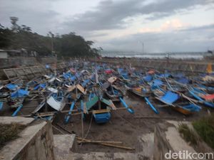 Ombak Tinggi di Pantai Jayanti, Nelayan Cianjur Setop Melaut