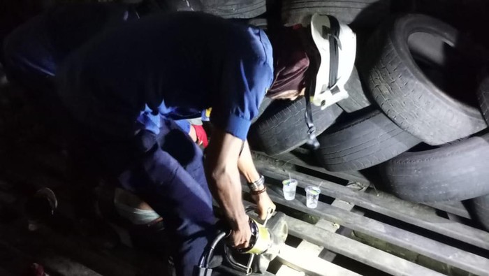 Petugas Damkar Depok evakuasi pria terjepit besi penutup selokan