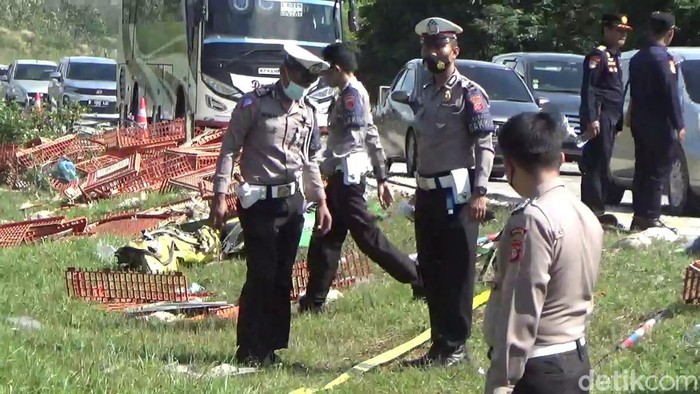 Polisi lakukan olah TKP di Tol Cipali.