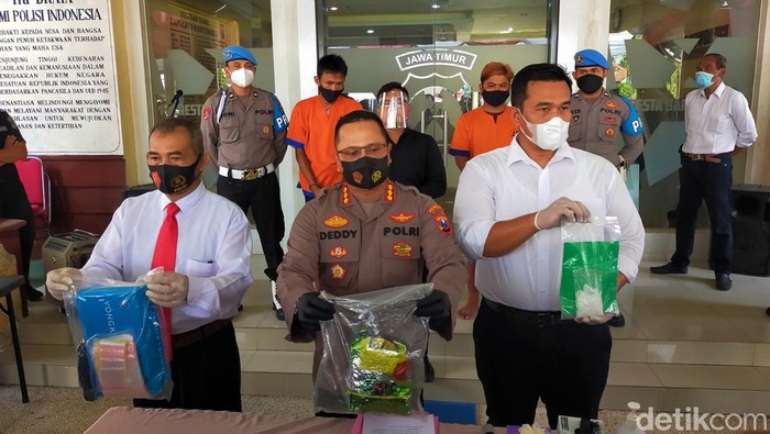 Polres Banyuwangi ungkap peredaran 1 kg sabu.