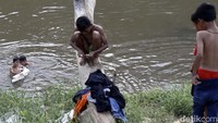 Ini menjadi liburan gratis karena sungai mengalir di lingkungan mereka.