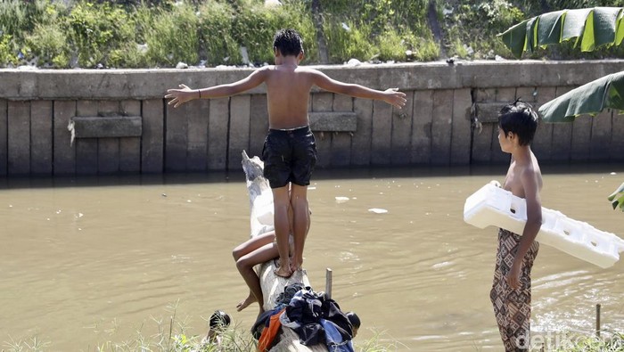 Potret Anak Kampung Pulo Mengisi Hari Sebagian anak biasanya mengisi hari libur dengan berlibur atau bermain game di gadget. Namun anak Kampung Polu, Jakarta, mengisi hari dengan berenang di Sungai Ciliwung.