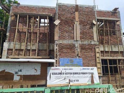 Proses pembangunan gedung TK Aisyiyah Bumirejo II, Kecamatan Mungkid, Kabupaten Magelang, Senin (4/7/2022).