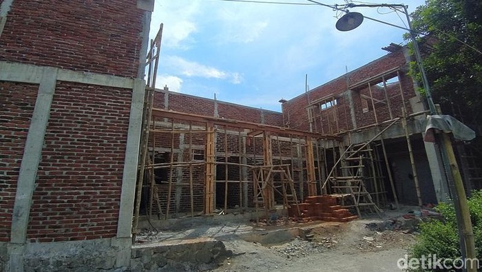 Proses pembangunan gedung TK Aisyiyah Bumirejo II, Kecamatan Mungkid, Kabupaten Magelang, Senin (4/7/2022).
