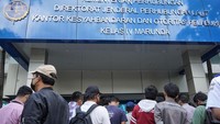 Alhasil, puluhan para pengguna jasa kepelabuhanan itu mendatangi Kantor Kesyahbandaran dan Operasional Pelabuhan (KSOP) Marunda, Jakarta Utara, Senin (4/7).