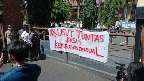 Puluhan mahasiswa yang tergabung dalam Aliansi Mahasiswa Bergerak geruduk Polda NTB, Senin (4/7/2022) Mereka meminta polisi mengusut tuntas pelaku kasus kekerasan seksual terhadap 10 mahasiswi di Mataram.