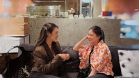 Ibu satu anak ini ternyata juga memiliki hobi ngopi cantik di kafe bersama temannya. Ini salah satu momen mereka menikmati secangkir kopi nikmat. Foto: Instagram @raisa6690