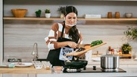 Sebagai seorang ibu dan istri, Raisa juga bisa memasak. Ini momennya ketika sedang menyiapkan makanan. Foto: Instagram @raisa6690