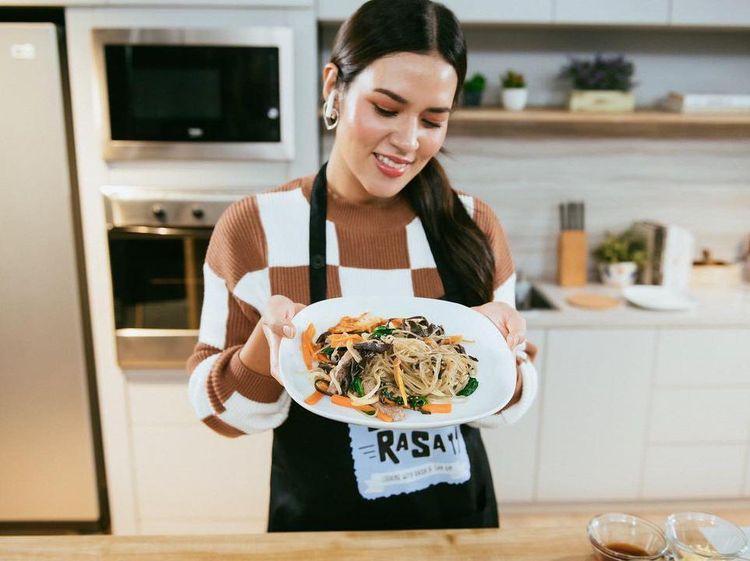 Pose Keren Raisa Saat Main Badminton dan Memasak Japchae